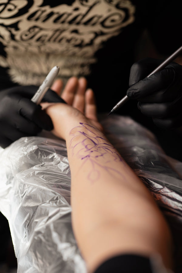 tatuerare skissar på tatueringskund